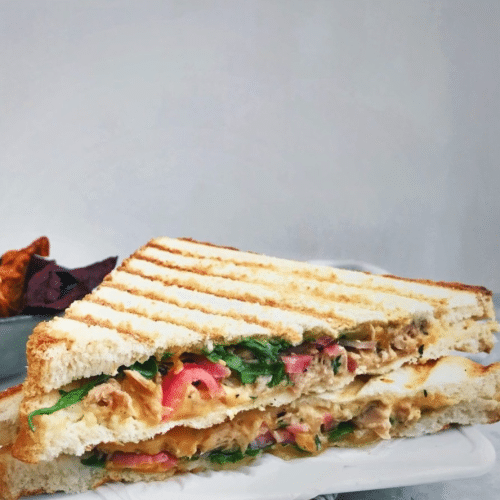 Toast met tonijnsalade en olijven