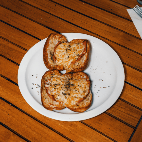 Lookbrood met kaas en hesp in de oven