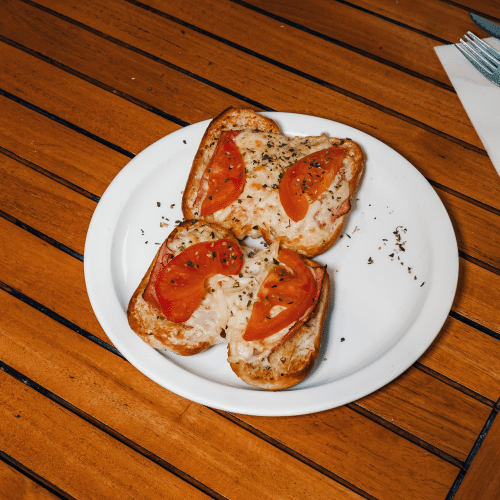 Lookbrood met kaas, hesp en verse tomaat in de oven