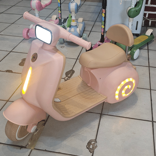 Moto avec chargé rose