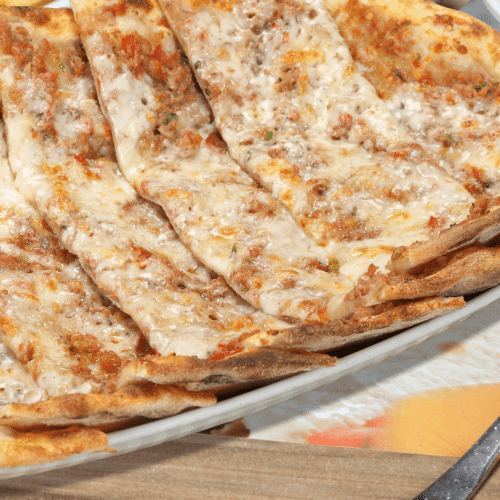 Pide Met Gehakt en Kaas