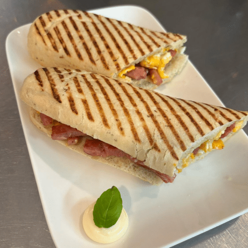 Panini omelet met spek en cheddar kaas