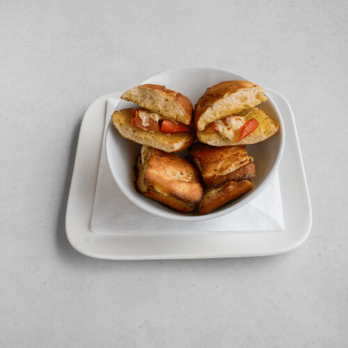 Lookbrood tomatenblokjes en mozzarella