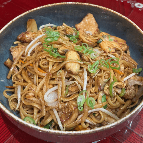 Nouilles sautées au poulet découpé