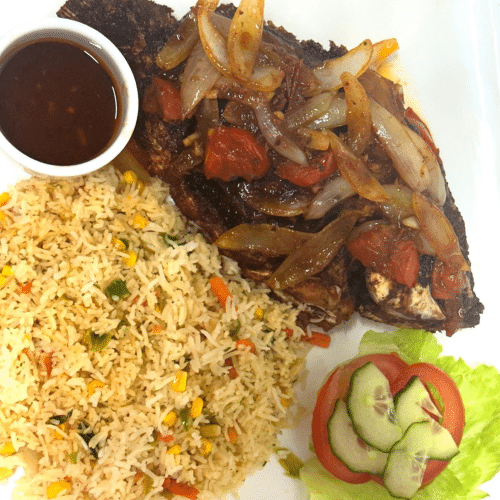 Gebakken Tilapia vis en Nasi 1 caribbean pittige saus