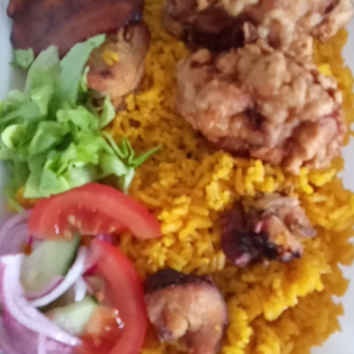 Gele rijst masoes met BBQ kip