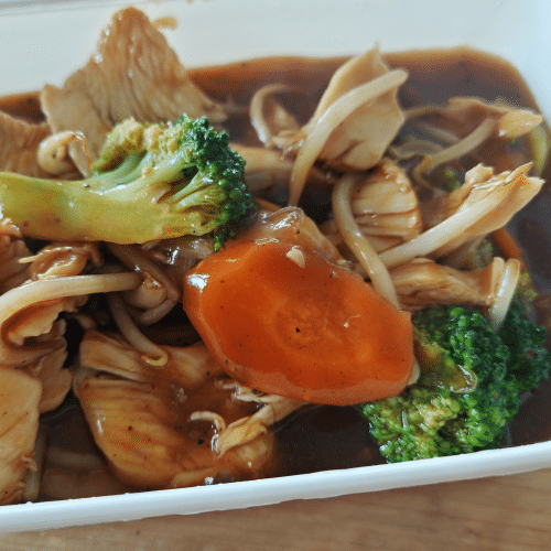 Kippenlapjes met verse groenten in zwarte bonen saus