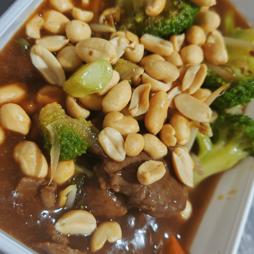 Runderlapjes met verse groenten in Kongbao saus (licht pikant)