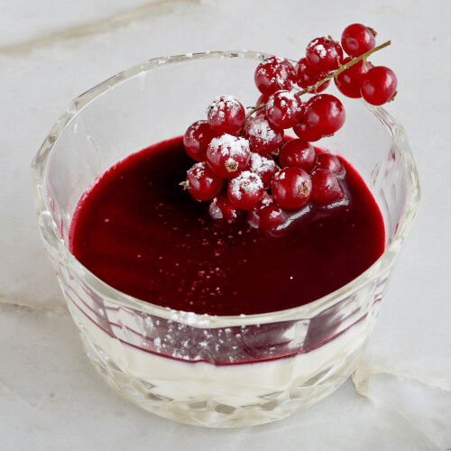 Panna cotta, coulis de fruits rouges