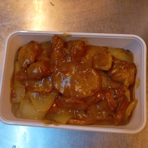 Curry stoofpotje stuk kippenvlees met aardappelen