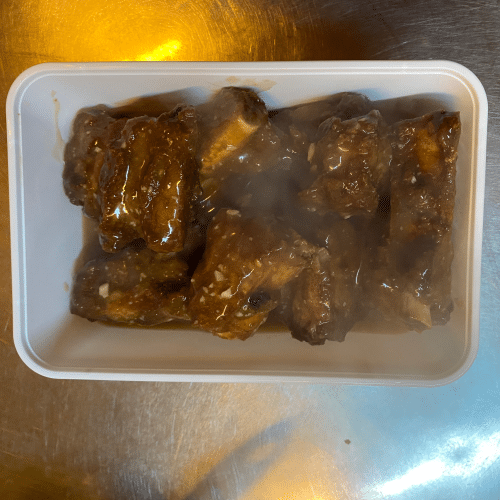 Gebraden ribbekens in looksaus