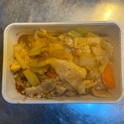 Kippenblokjes in pikante saus