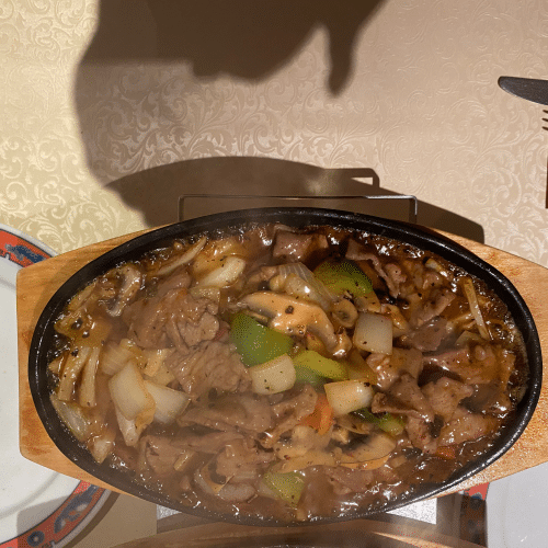 Teppan met varkensvlees en zwarte bonen