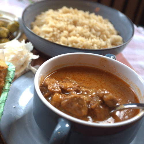 Goulash viande de boeuf accompagné avec du riz