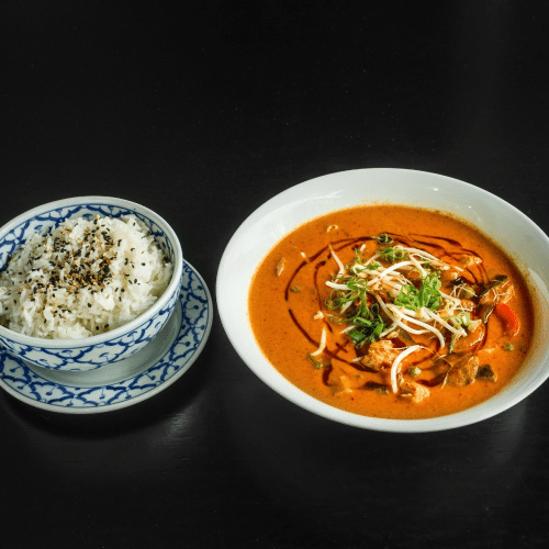 Thai red curry met kip en scampi