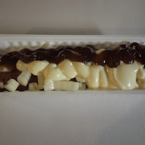 frikandel (curryworst) speciaal met mayo ketchup ajuin