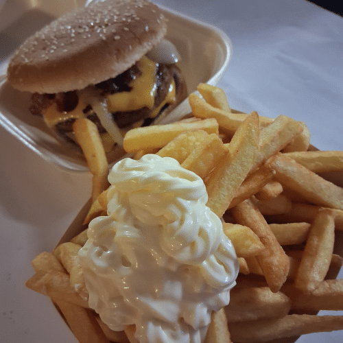 menu: dubbele fonzies burger met friet en saus