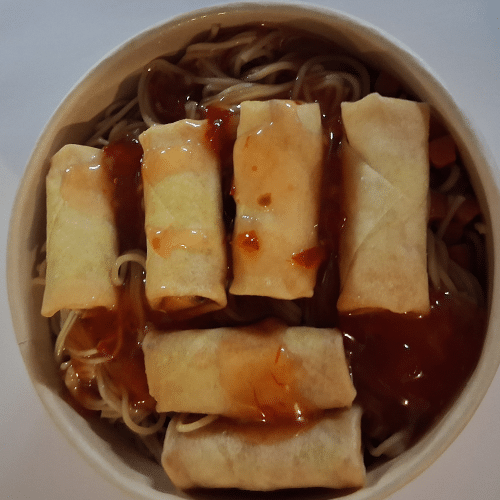 Miniloempia's met noedels en sweet chili saus