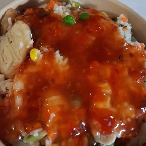 rijst gemengd met groenten kip en sweet chili saus