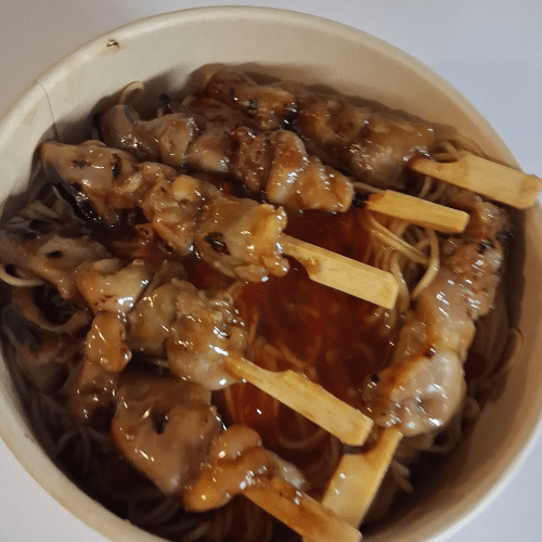 Yakitori met noedels en sweet chili saus
