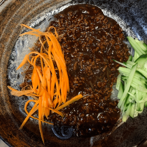 Aardappelglasnoedels met zha jiang en groenten