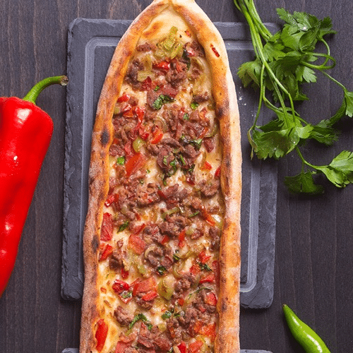 Dana kusbasili pide (met rundvlees)
