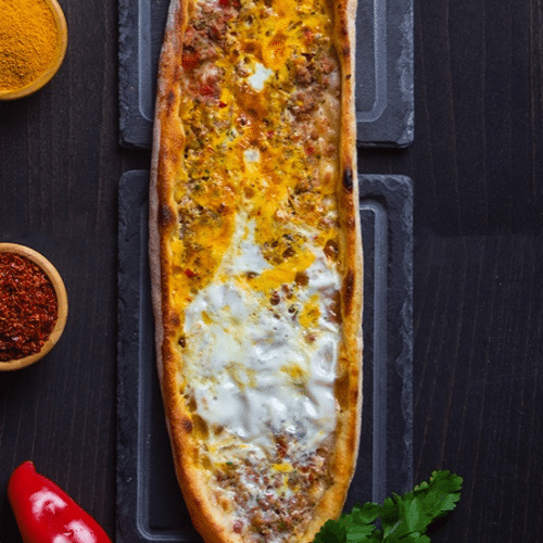 Kiymali yumurtali pide (gehakt en ei)