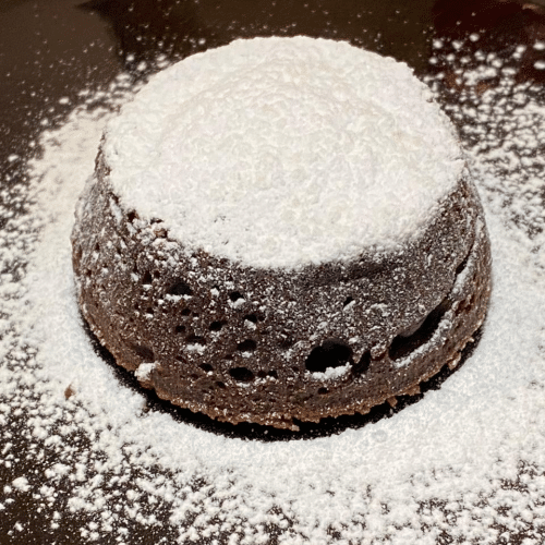 Hot Brownie mit Puderzucker