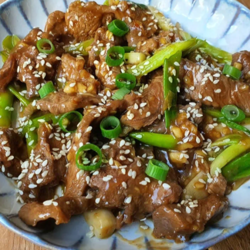 Boeuf sauté avec oignons et gingembre