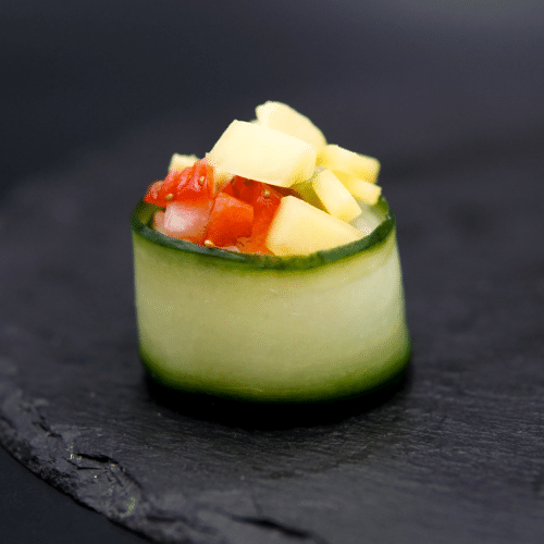 Cucumber gunkan topping with fruits (1 Stück)