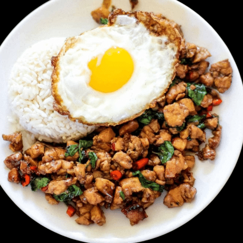 Pouletgehacktes Pad Krapao mit Spiegelei (Thai Nationalgericht)