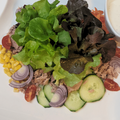 Thonsalat garniert