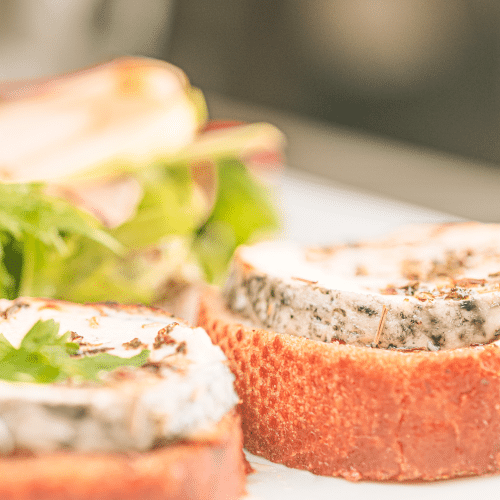 Salade de chèvre chaud aux pommes et poires