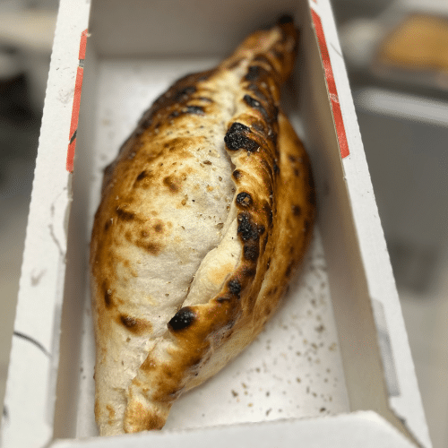 Hausgemachte Calzone (zugedeckt) aus original Napoli Teig