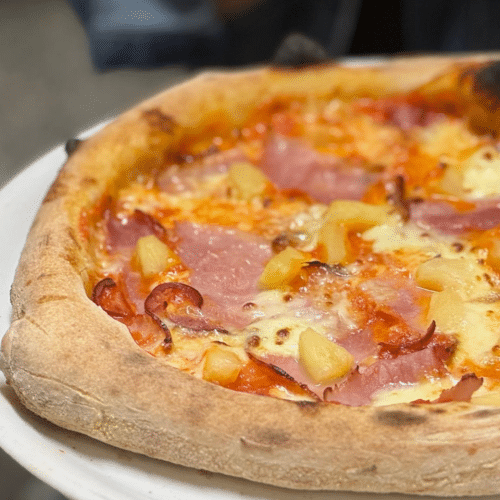 Hausgemachte Pizza Ananas aus original napolitanischem Teig