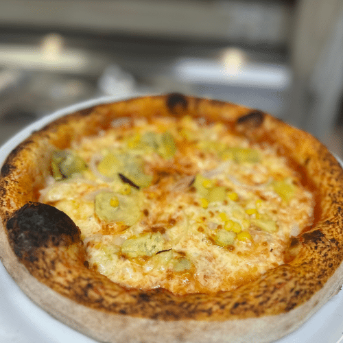Hausgemachte Pizza Caprese aus original napolitanischem Teig