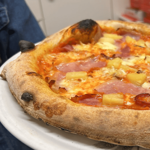 Hausgemachte Pizza Cipolla aus original napolitanischem Teig
