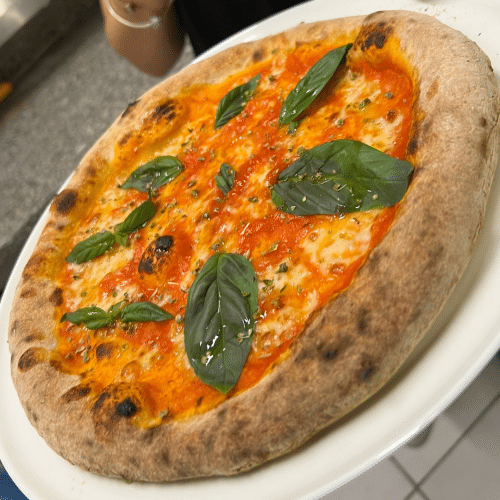 Hausgemachte Pizza Funghi aus original napolitanischem Teig