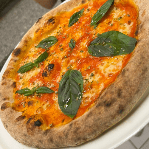 Hausgemachte Pizza Gorgonzola aus original napolitanischem Teig