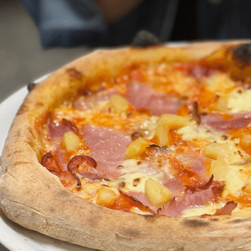Hausgemachte Pizza Hawaii aus original napolitanischem Teig