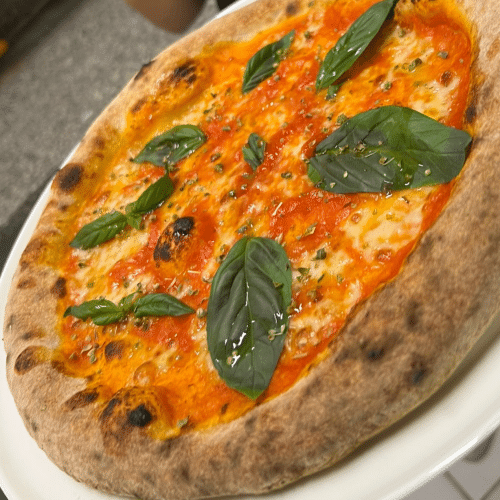 Hausgemachte Pizza Margherita aus original napolitanischem Teig