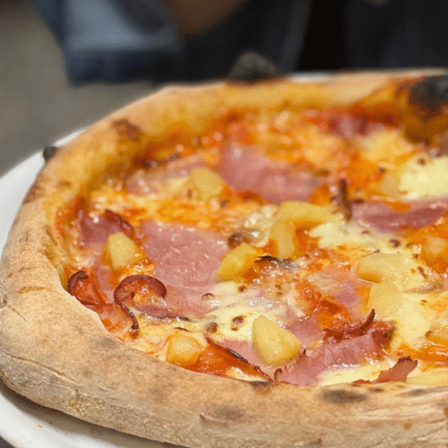 Hausgemachte Pizza Napoletana aus original napolitanischem Teig
