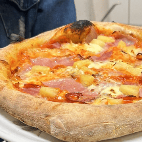 Hausgemachte Pizza Picante aus original napolitanischem Teig