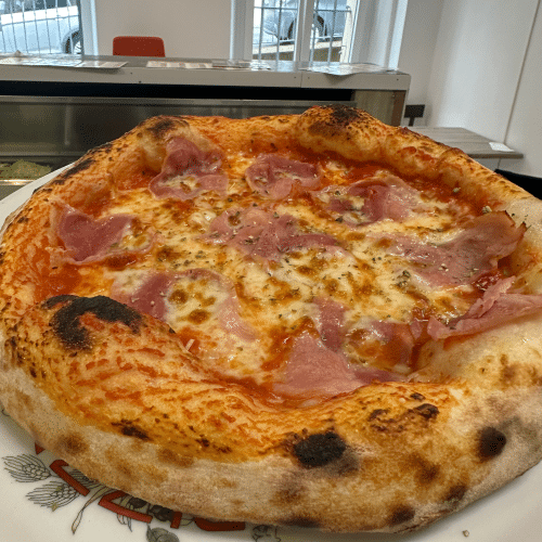 Hausgemachte Pizza Prosciutto aus original napolitanischem Teig