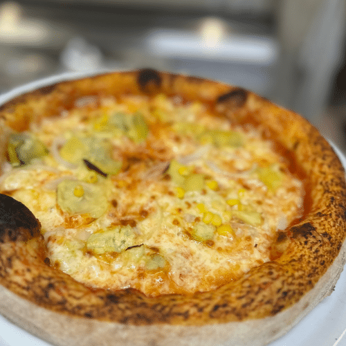 Hausgemachte Pizza Quattro Formaggi aus original Napoli Teig