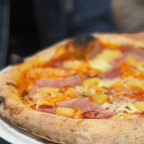 Hausgemachte Pizza Salami aus original napolitanischem Teig