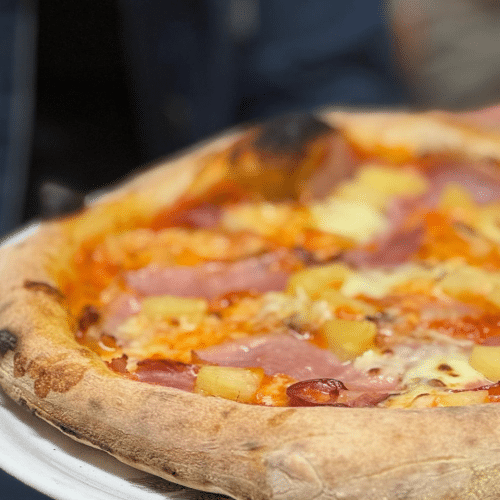 Hausgemachte Pizza Svizera aus original napolitanischem Teig