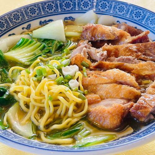 Soupe de nouilles au canard rôti laqué