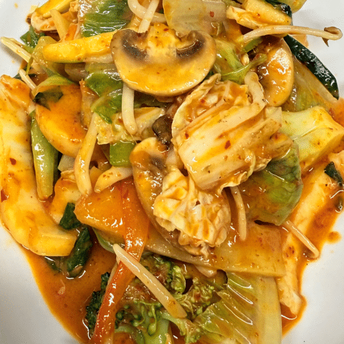 Gemüse mit roter Thai-Currysauce (leicht scharf)