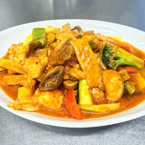 Hühnerfleisch mit roter Thai-Currysauce (leicht scharf)